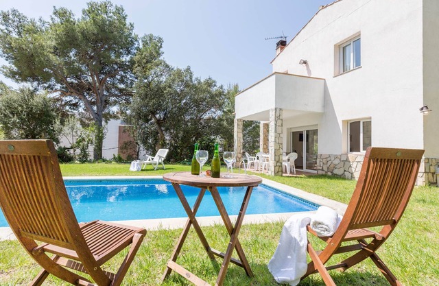 1DIAZ 01 - Lovely and cozy villa with private pool and garden situated in a quiet residential area only 1km from the beautiful Aigua Xelida beach