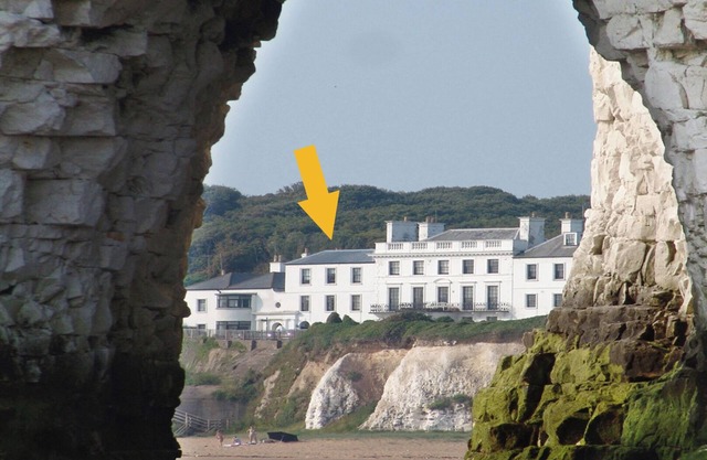 1h from central London and 30min from Dover, opposite stairs to sandy beach