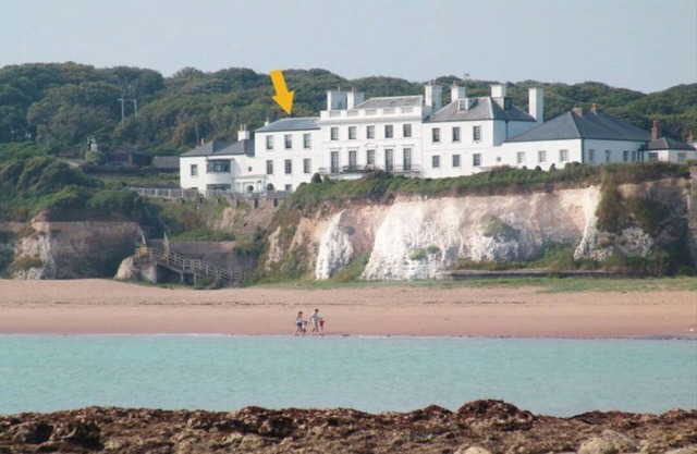 1h from central London and 30min from Dover, opposite stairs to sandy beach