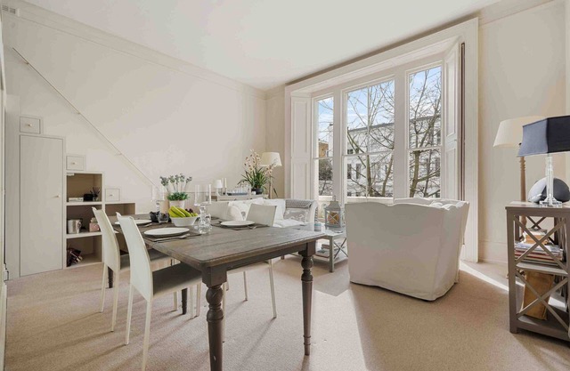 1st class, 1st floor Kensington apt with Mezzanine