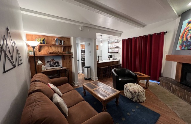 1st Floor Mountain Retreat - Cozy - Views - 5 minutes to Steamboat Resort!