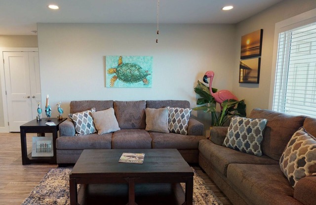 1st Floor, Shared Pool, Hot Tub, Near Marina, Golf Cart Included, Pet Friendly