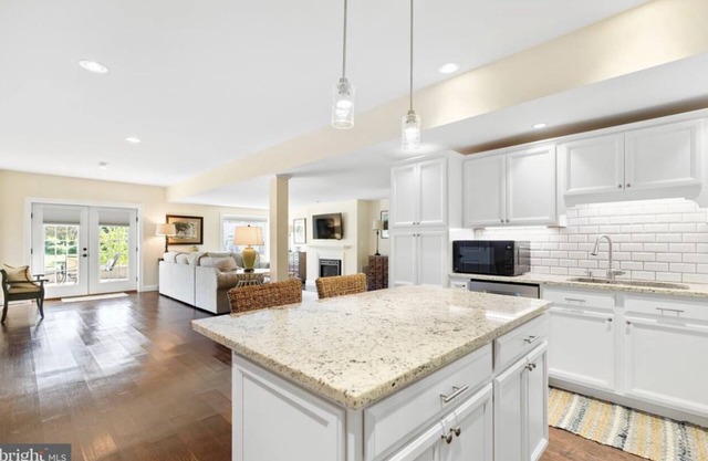 2/2 bath large private apartment , eat in kitchen living room, gym & laundry