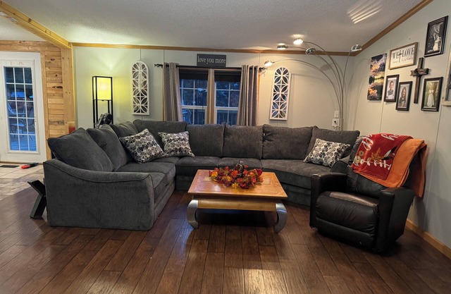 2.5 miles from Beaver Stadium our Charming 3-bedroom house with AC, WiFi