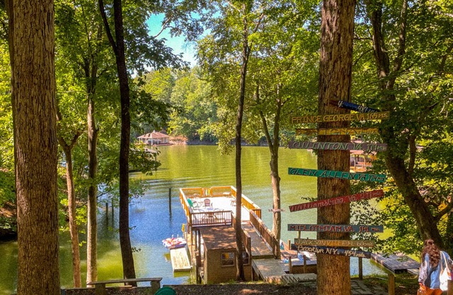 2.5 wooded acres on quiet deep water cove - create great vacation memories.