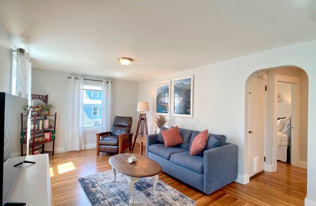 ~2.5mi to Beaches & Downtown Newport - Private Apartment