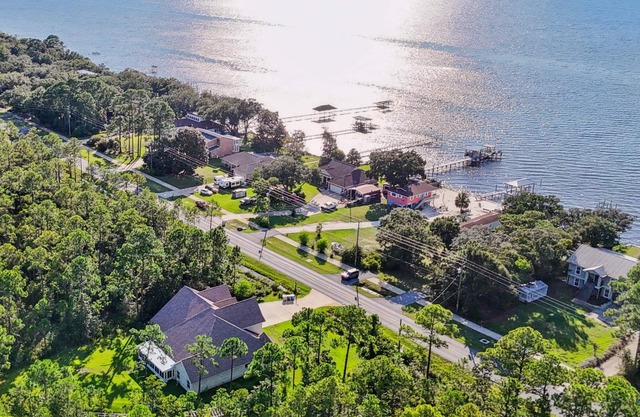 2 Acre Retreat |Gulf Views |2 King Suites |Pet friendly |5BR Gulf Breeze Retreat |Near Navarre Beach