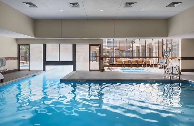 2 Affordable Rooms w/Patio and Pool Access: Near Bowen's Wharf