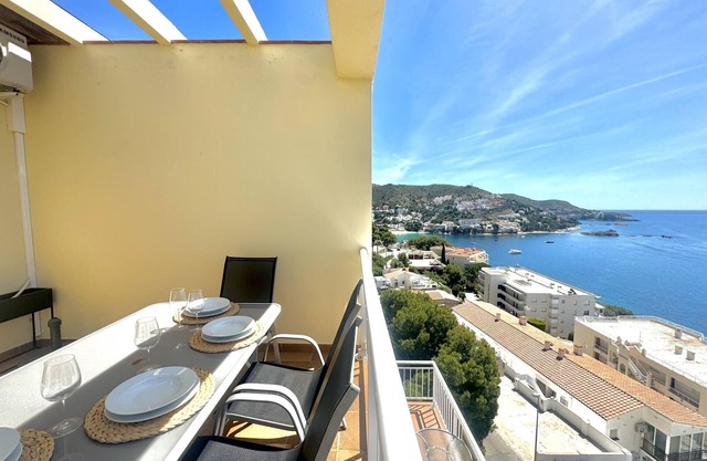 2. Apartment with incredible views of the Bay of Roses with community pool.