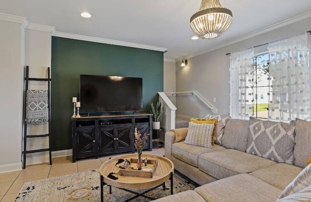 2-bd condo close to campus, free parking, sleeps 6