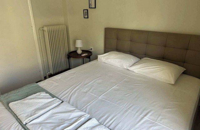 2 Bd Modern Apt with Balcony in Pagrati