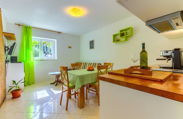 2-bdr apt with shared garden, 3 min walk to beach