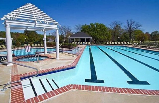 2 BDRM~ BUSCH GARDENS 8 MILES, COLONIAL WMSBRG 6 MILES TO, INDOOR/OUTDOOR POOLS!