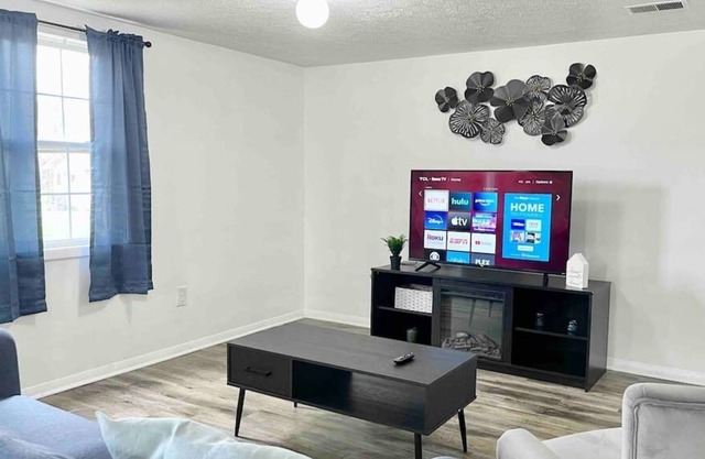 2 Bdrm Guest Home, Huge Fully Fenced Backyard!
