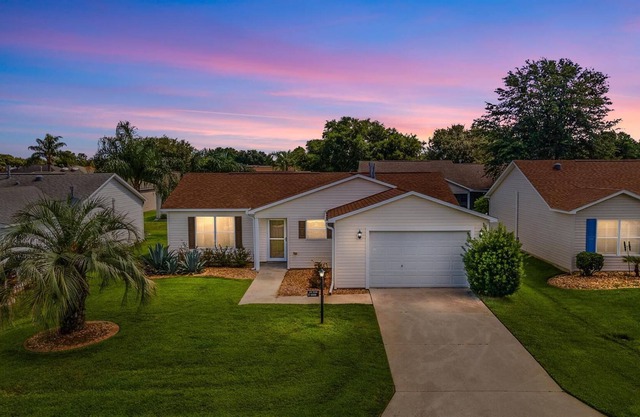 2 bdrm home close to Sumter Landing, Brownwood, Pools, and Plenty of Golf.