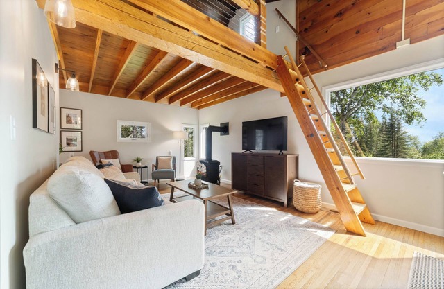 2 Bdrm w/Loft Cabin by Cozy Blue Caribou
