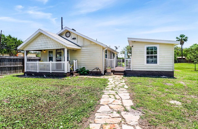 2 bed 1 bath, huge yard, screened porch with ceiling fans, near the boat ramp