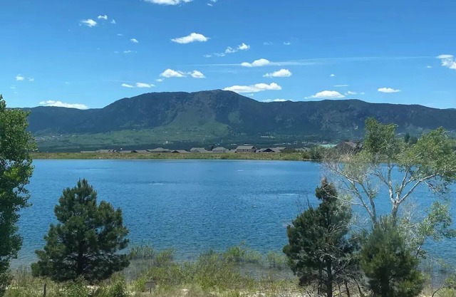 2 bed/2 bath suite w/lake & mountain views, 10 min. from Colo. Springs & USAFA