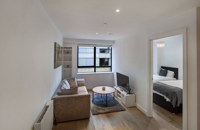 2-Bed Apartment, Sleeps 4, Free Parking
