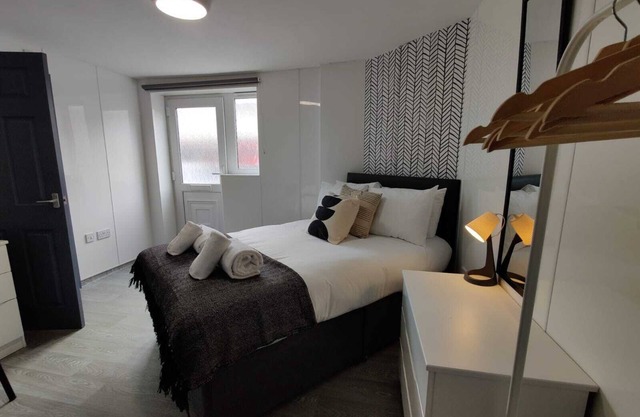 2 Bed Apt, 2 En-Suites, Fully Equipped Kitchen