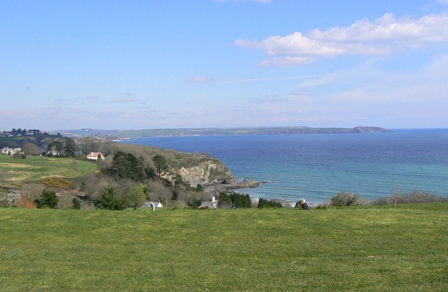 2 bed Cornish cottage with panoramic views of St Austell Bay. Golf on doorstep.