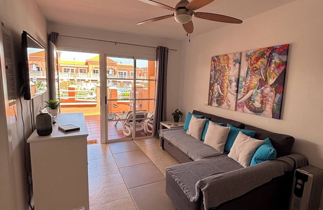 2 bed ground floor apartment on the Esmeralda complex close to bars, restaurants