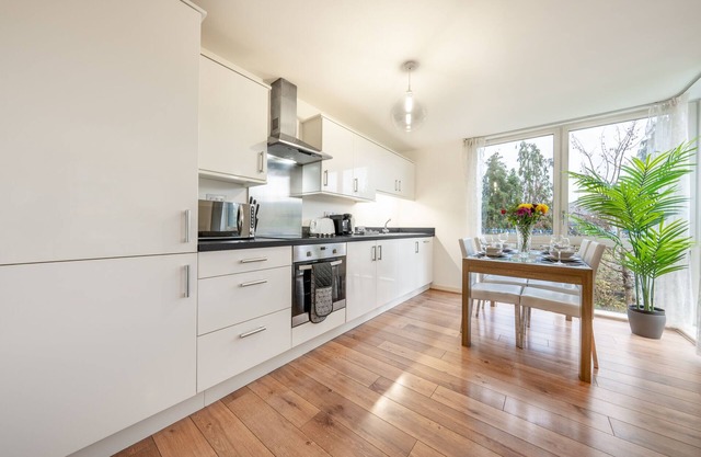 2 Bed Flat in Brentford with Parking