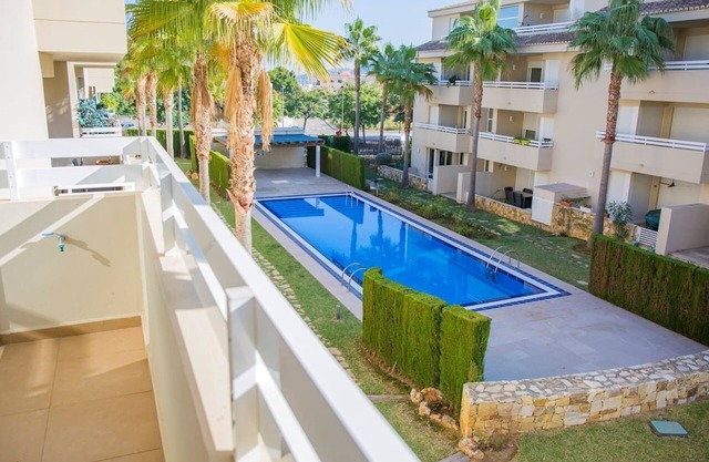 2 Bed Flat - Sleeps 4 - Pool - Parking - Garden