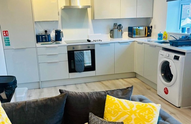 2 Bed Flat - Sleeps 8 - Pets - Garden - Parking