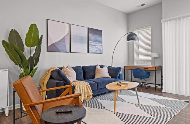 2 Bed Fully Furnished Apt With Gym & Breakfast Bar