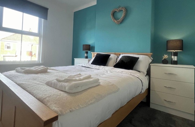2-Bed Home - Sleeps 4, Parking & Garden