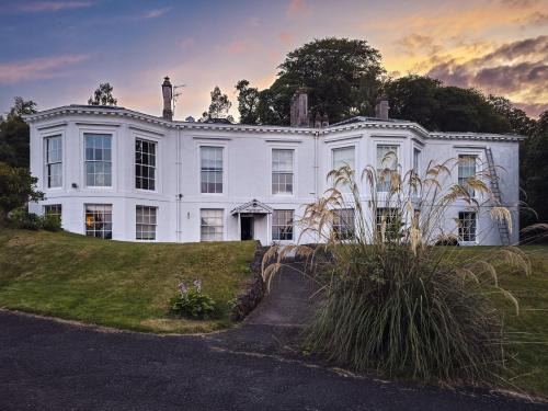 2 Bed House - Sleeps 4 - Pets - Parking - Wifi