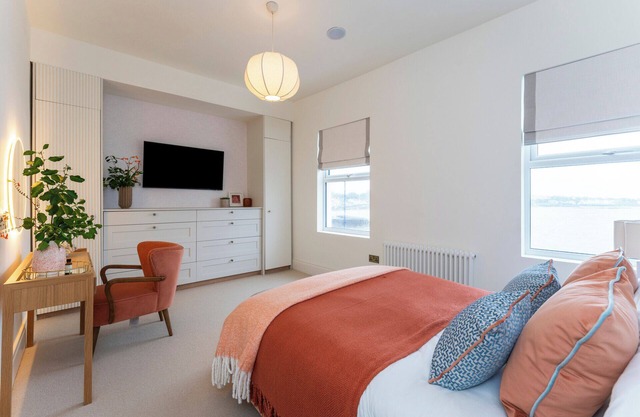 2-Bed - Sleeps 6 - Seafront View with Free Parking