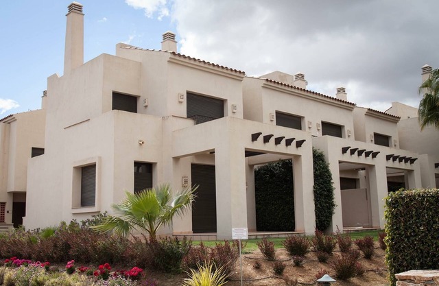 2 bed townhouse, sleeps 6, with pool and FREE WiFi, located in golf resort