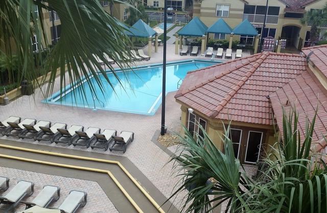 2-BEDRM CONDO: 2 OUTDOOR HOTTUBS: 3 HEATED POOLS: DISNEY ONLY 3 BLOCKS AWAY