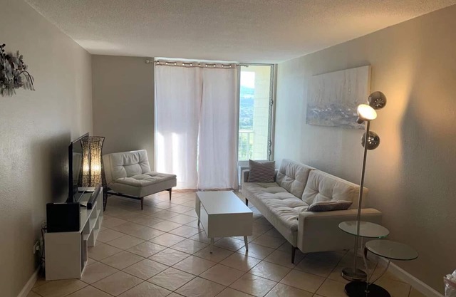 2 bedroom 1 bathroom, walk to world famous Waikiki beach only 0.3mi