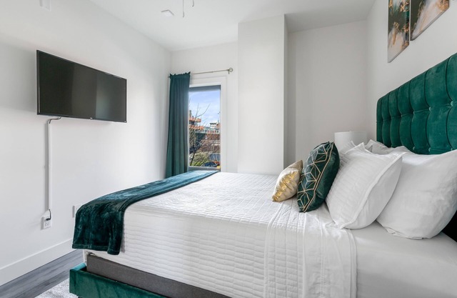 2 bedroom 2 bath - Free Parking.