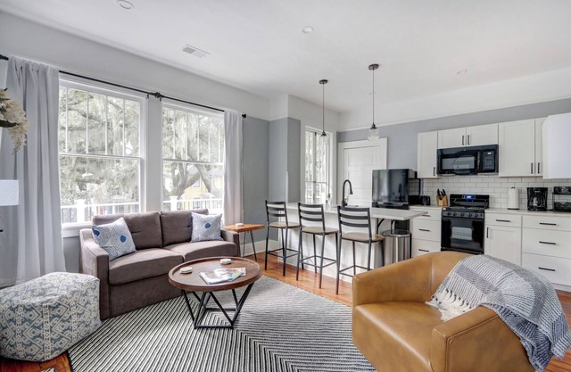 2 bedroom * 2 bath* Sleeps 5 * Dog Friendly * Downtown Savannah