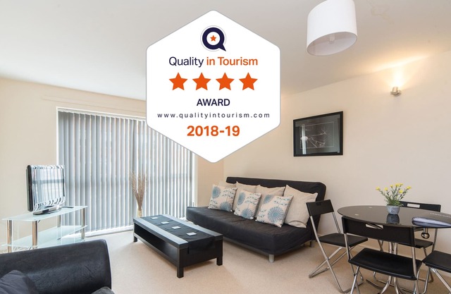 2 bedroom, 2 bathroom apartment close to Derby Cathedral Quarter with parking.