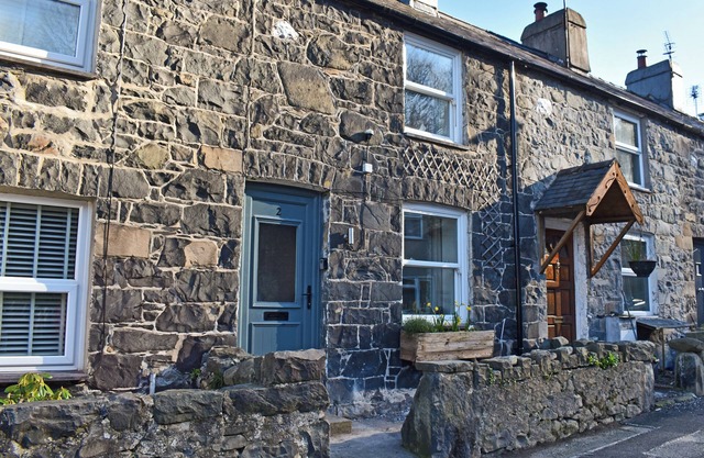 2 bedroom accommodation in Llanfairfechan, near Conwy