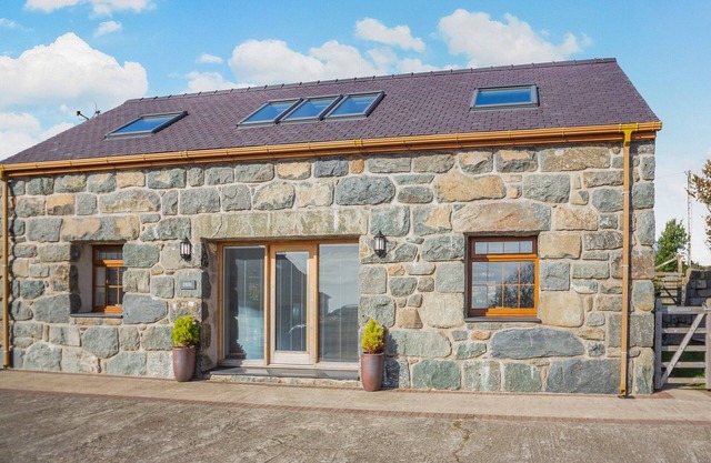 2 bedroom accommodation in Chwilog, near Pwllheli