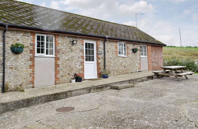 2 bedroom accommodation in Wootton Fitzpaine, near Charmouth