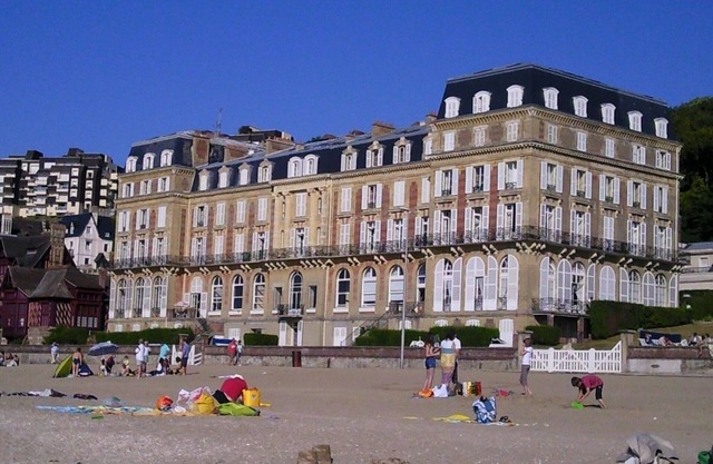 2 bedroom apartment on the beach in a mythical landmark building