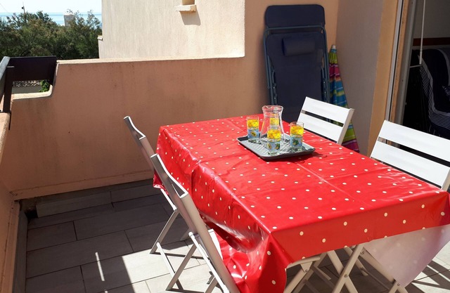 2-bedroom apartment, air-conditioned, sleeps 4, direct to beach. Le Clapotis