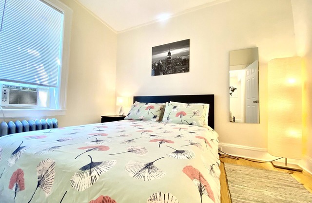 2 bedroom Apartment in Jackson Heights!