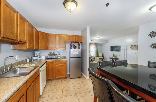 2-Bedroom Apartment Near EWR & NYC – Free Parking, Family-Friendly