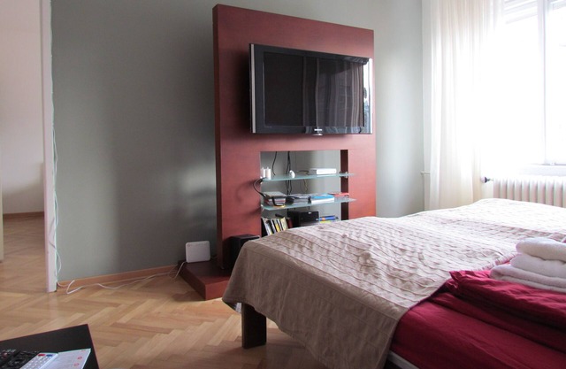 2 Bedroom Apartment Sunny & Spacious With Free Parking
