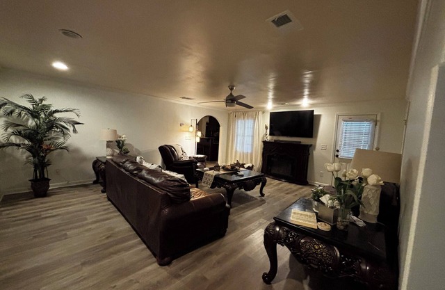2-bedroom apartment Loganville with AC, fitness room, bar area