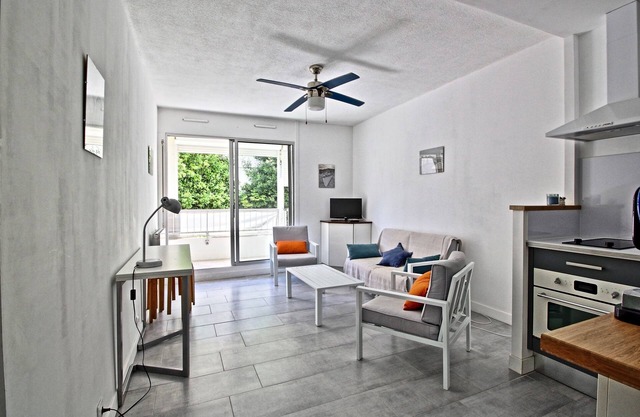 2-bedroom apartment with terrace and parking, beach 70 metres away