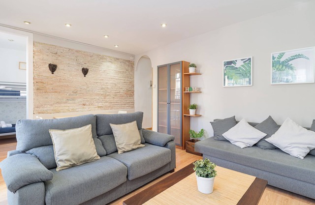 2-bedroom Bright and Classic Sagrada Familia Flat